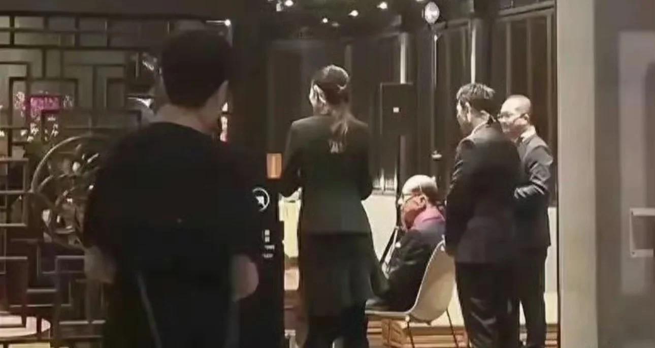 李嘉诚通宵诵经，近况令人担忧。慈山寺，这座由李嘉诚斥资建造的寺庙，依山...