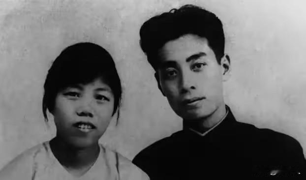 1919年天津的夏天比往年燥。
邓颖超还是个短发姑娘，袖口卷着，手里一摞传单，在
