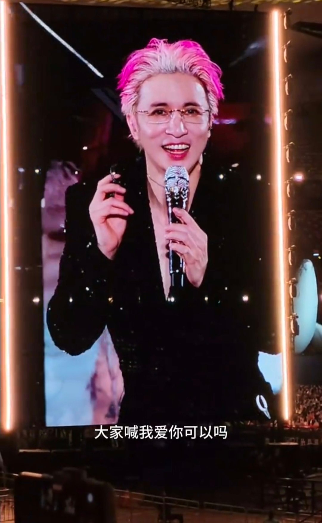 薛之谦鸟巢摘耳返听告白 鸟巢演唱会封神操作！薛之谦点歌时摘下耳返，放下舞台设备认