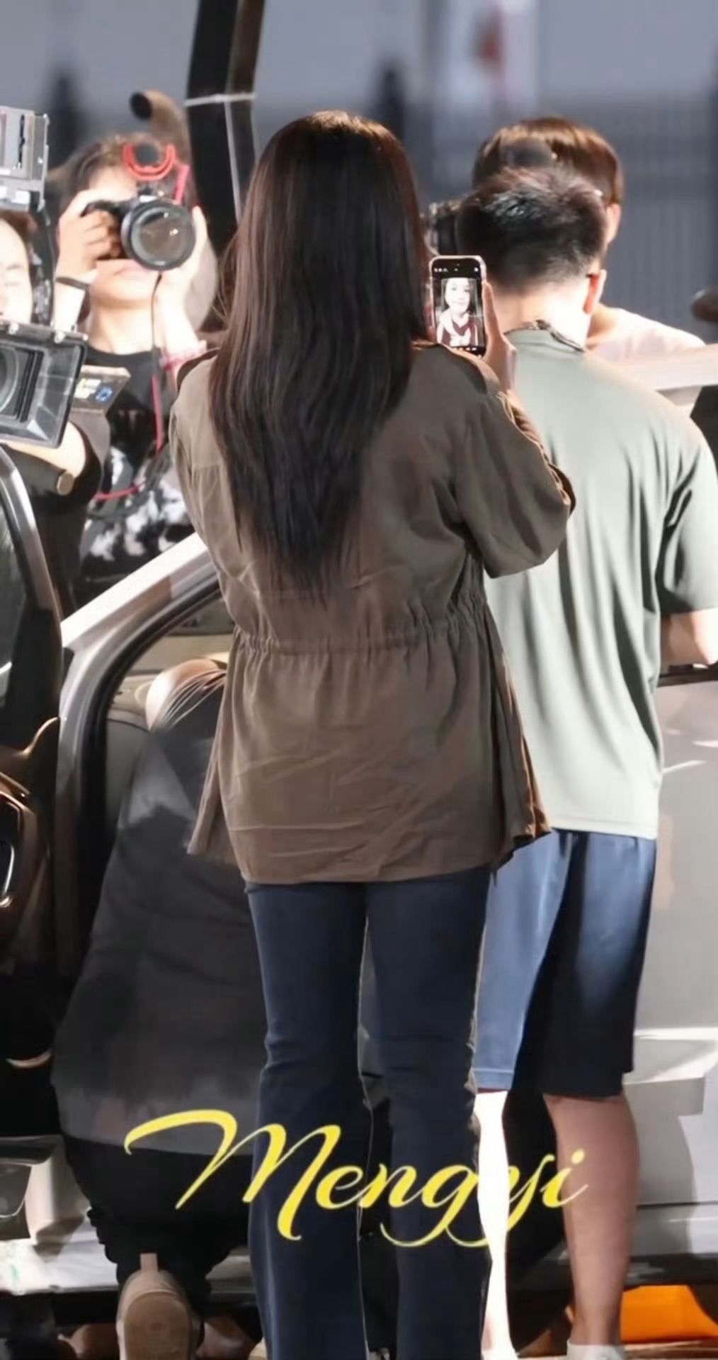 张婧仪建模脸，自拍都秒拍，没反应过来拍好了[笑cry] ​​​