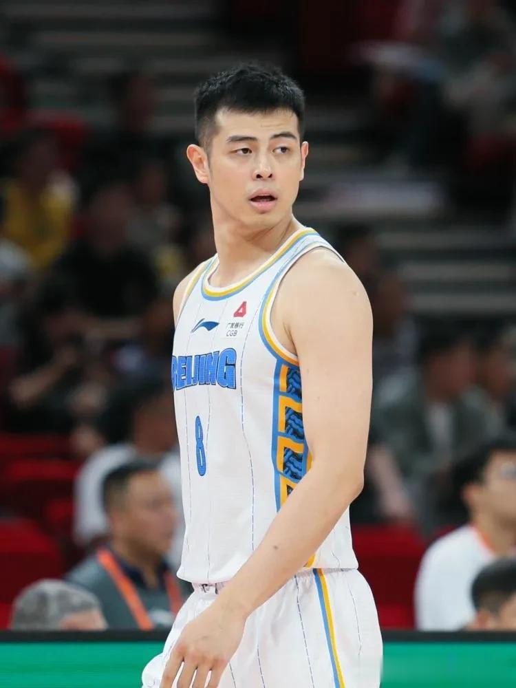 CBA焦点大战！北京德比！姚明督战！北京109-106北控，近年来最激烈的北京德