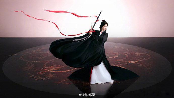 陈都灵翘楚黑袍红绸造型陈都灵素色战国袍路透图一经流出火速刷屏平台，黑红造型戳中无