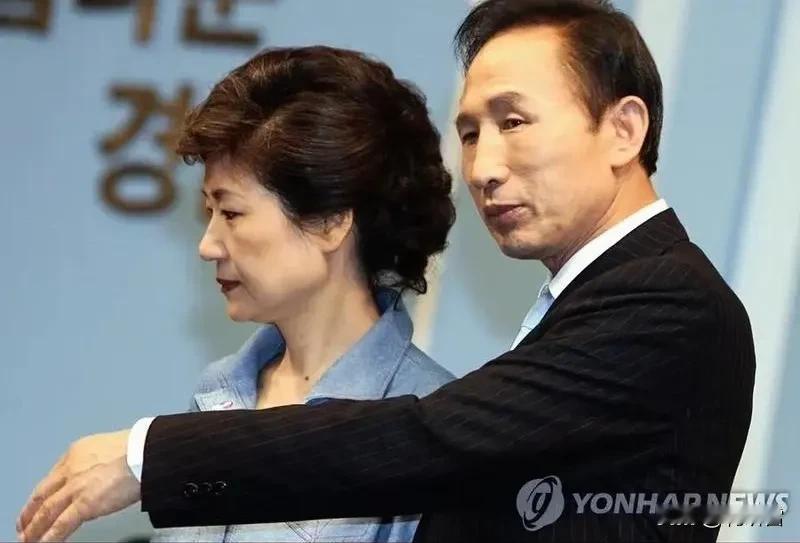 书剑恩仇录之韩国分录？朴槿惠与李明博就像香香公主与陈家洛，一生都在各种“反”，从