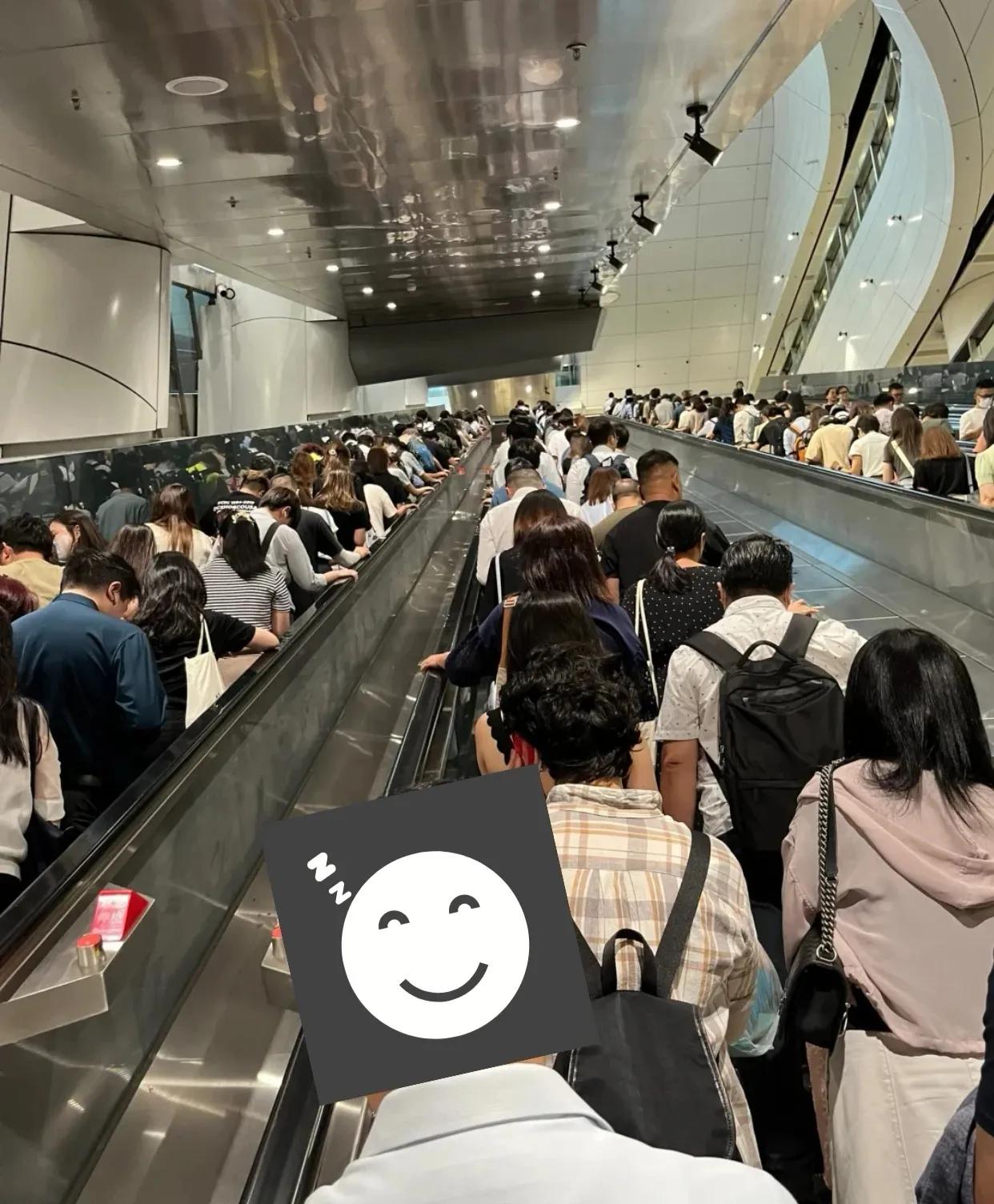 我在深圳住，去中环搬砖，每天过关像候鸟[流泪][流泪][流泪]
每天清晨，我都是
