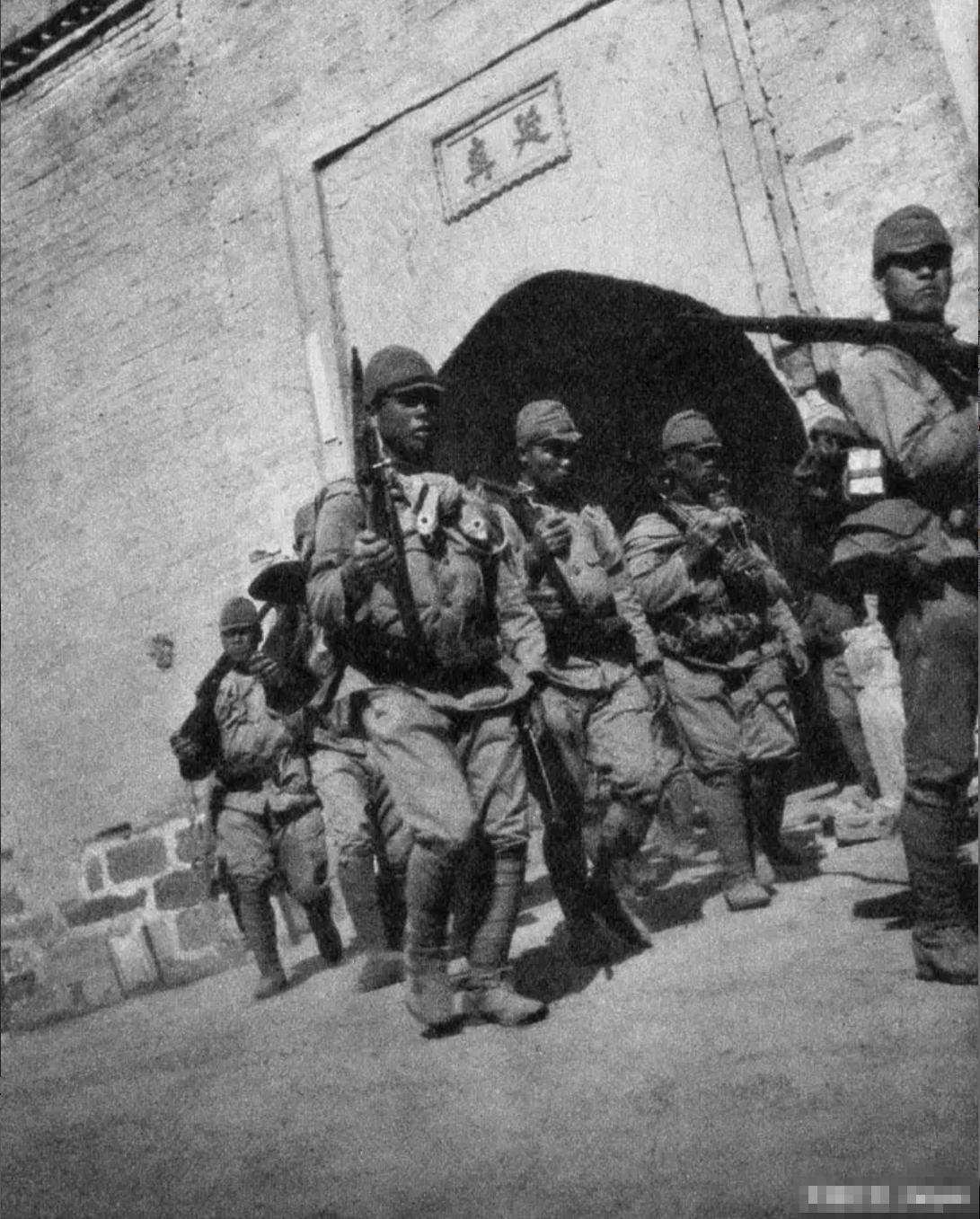 二战日军是要打绑腿的
图中是1937年9月，占领了河北宣化的日军。
同国军士兵一