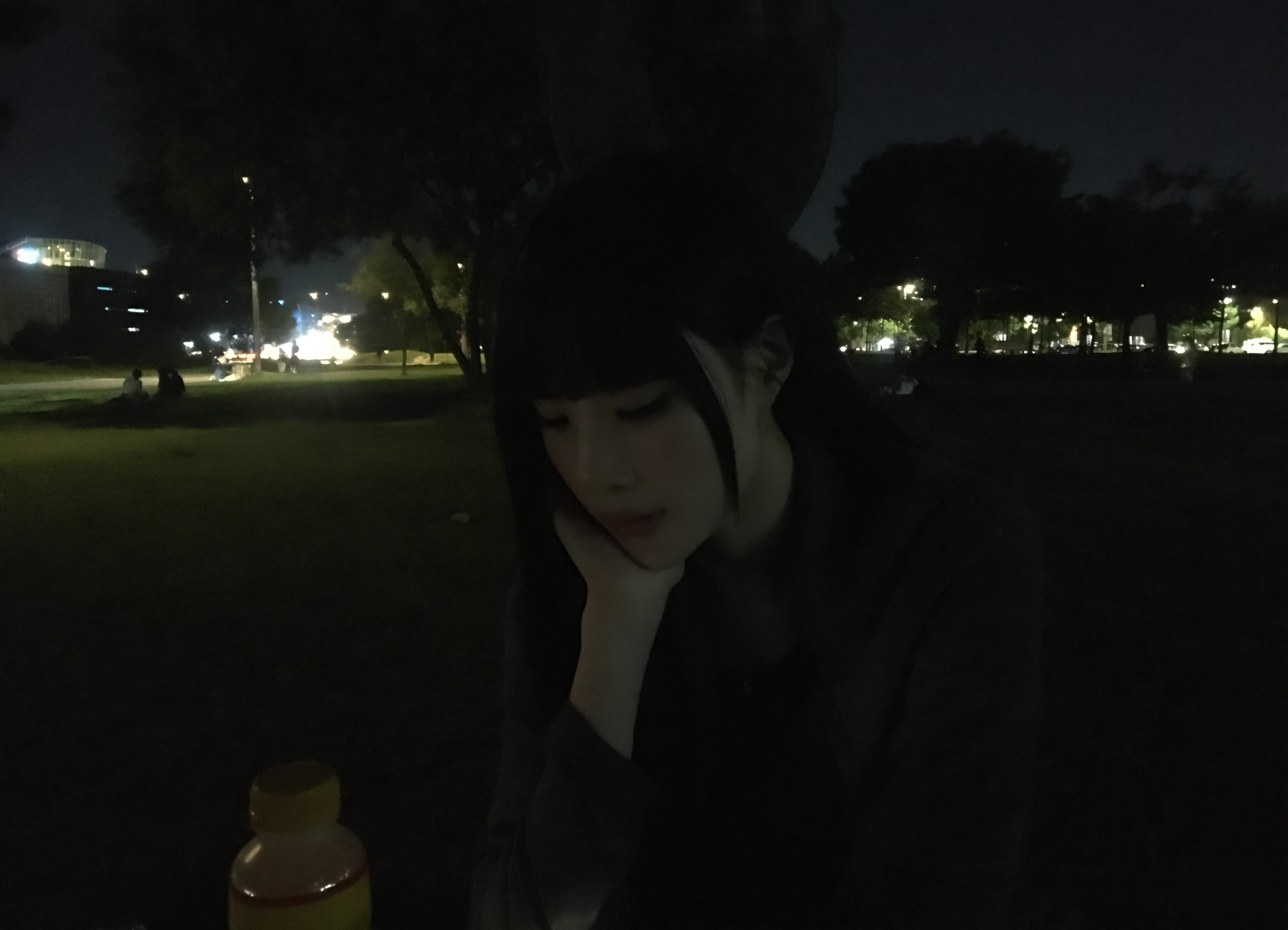 卧槽这女的是不是故意半夜出现在wvs然后配上这么一组很好梦的氛围照 她她她咋这么