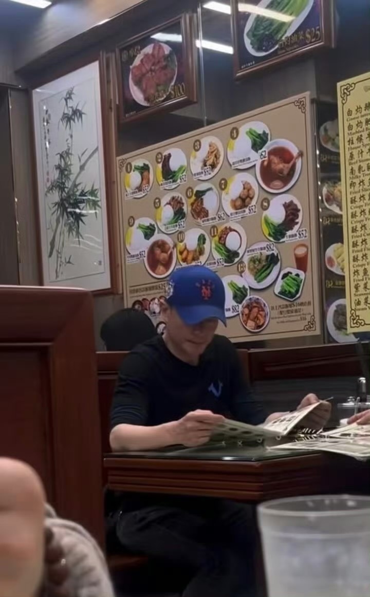 网友在尖沙咀偶遇霍建华。 