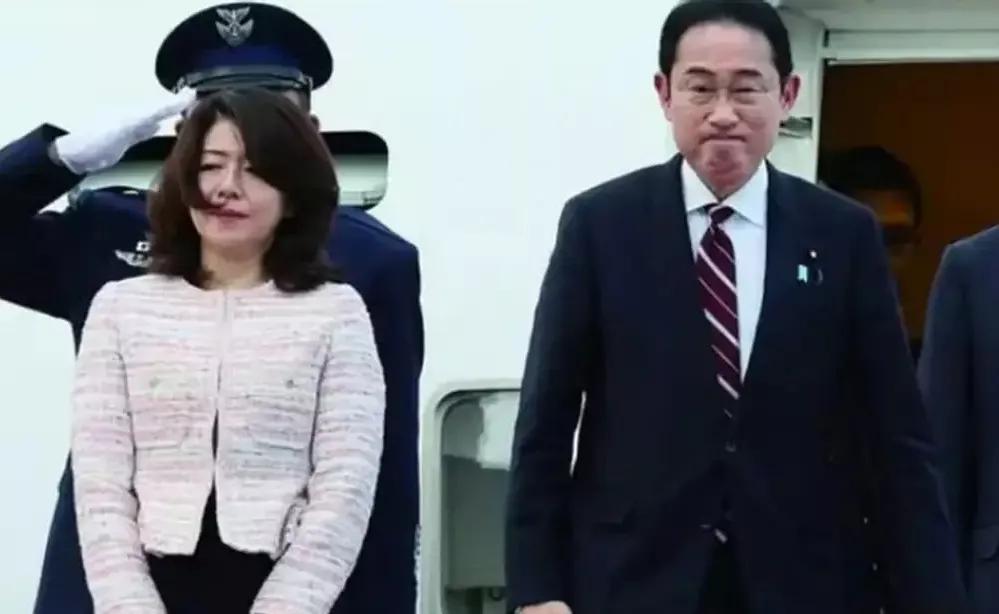 岸田文雄访美规格太低，老美派“虾兵蟹将”接机
近日，日本首相岸田文雄访问美国，在