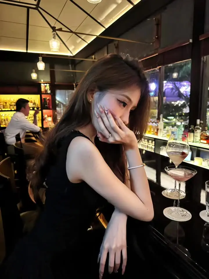 我再也不愿见你在深夜里买醉 不愿别的男人见识你的妩媚