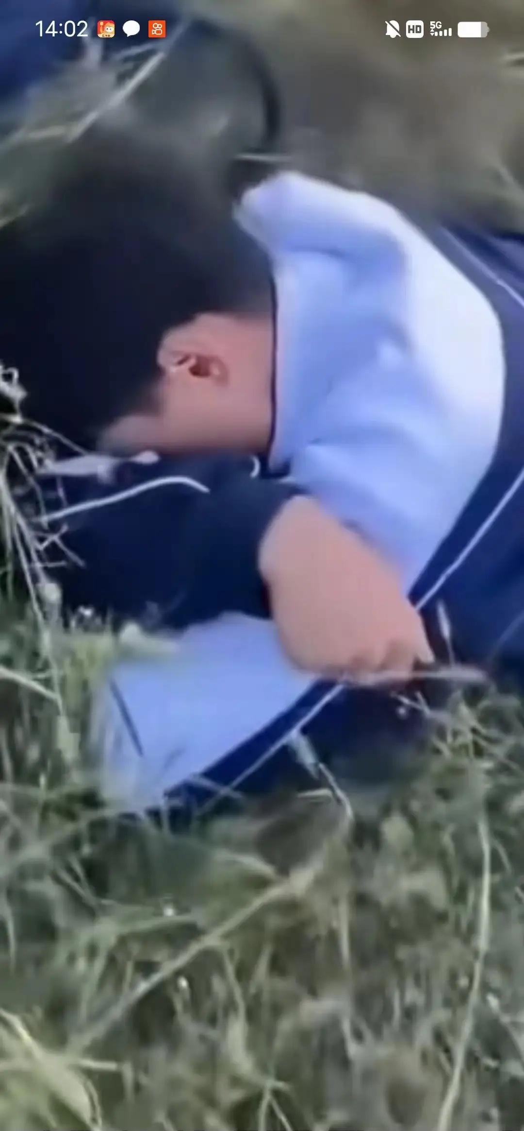 这孩子心里的苦，只能往坟前倒。

父母去世后，他一个人上学，一个人挣钱，已经撑了