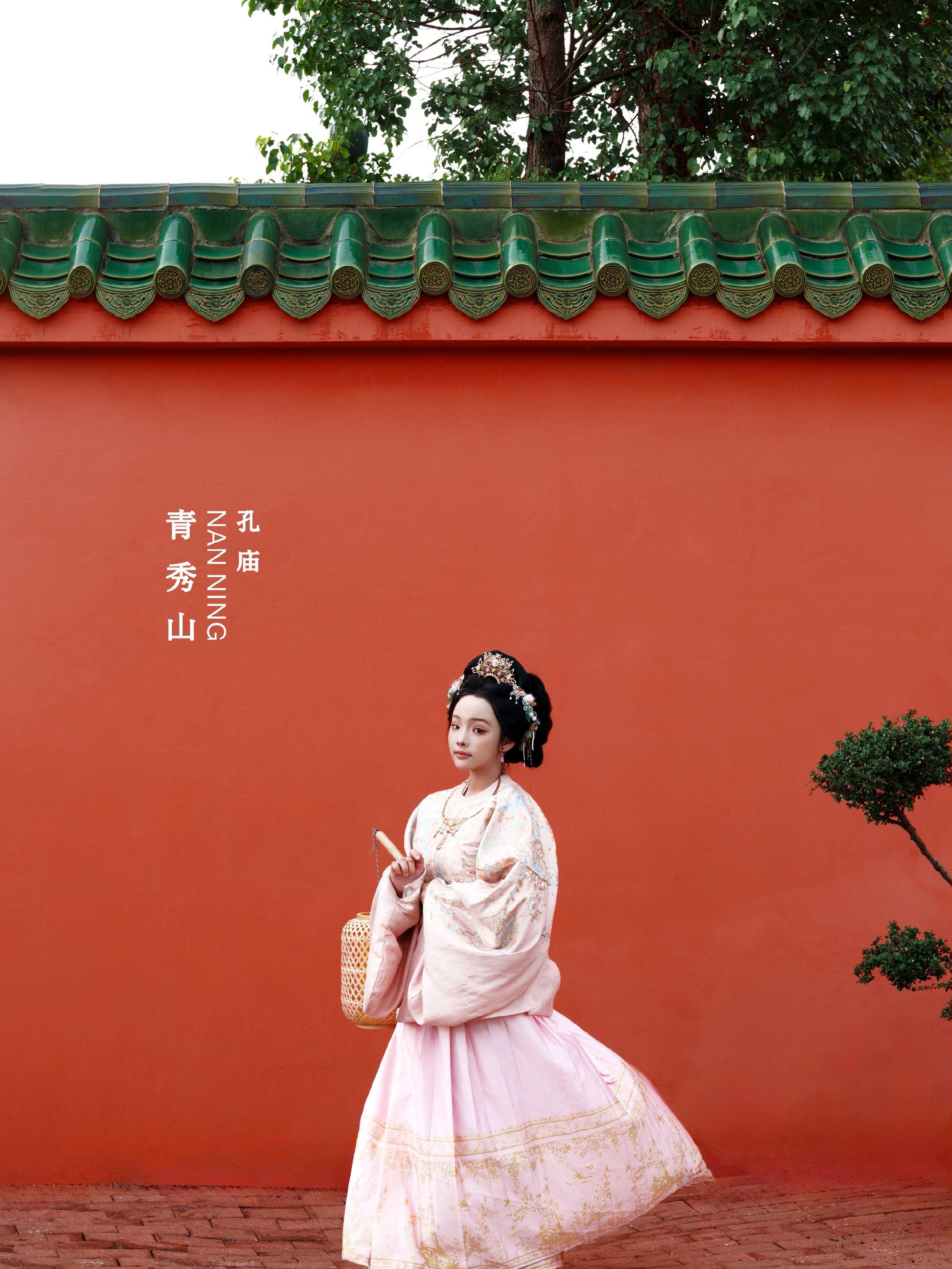 任何城市都有属于自己的红墙！来广西南宁一定不可以错过的旅拍打卡地，青秀...