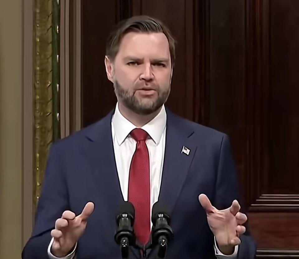 严肃的政治家发表重要讲话，背景庄重，气氛紧张。