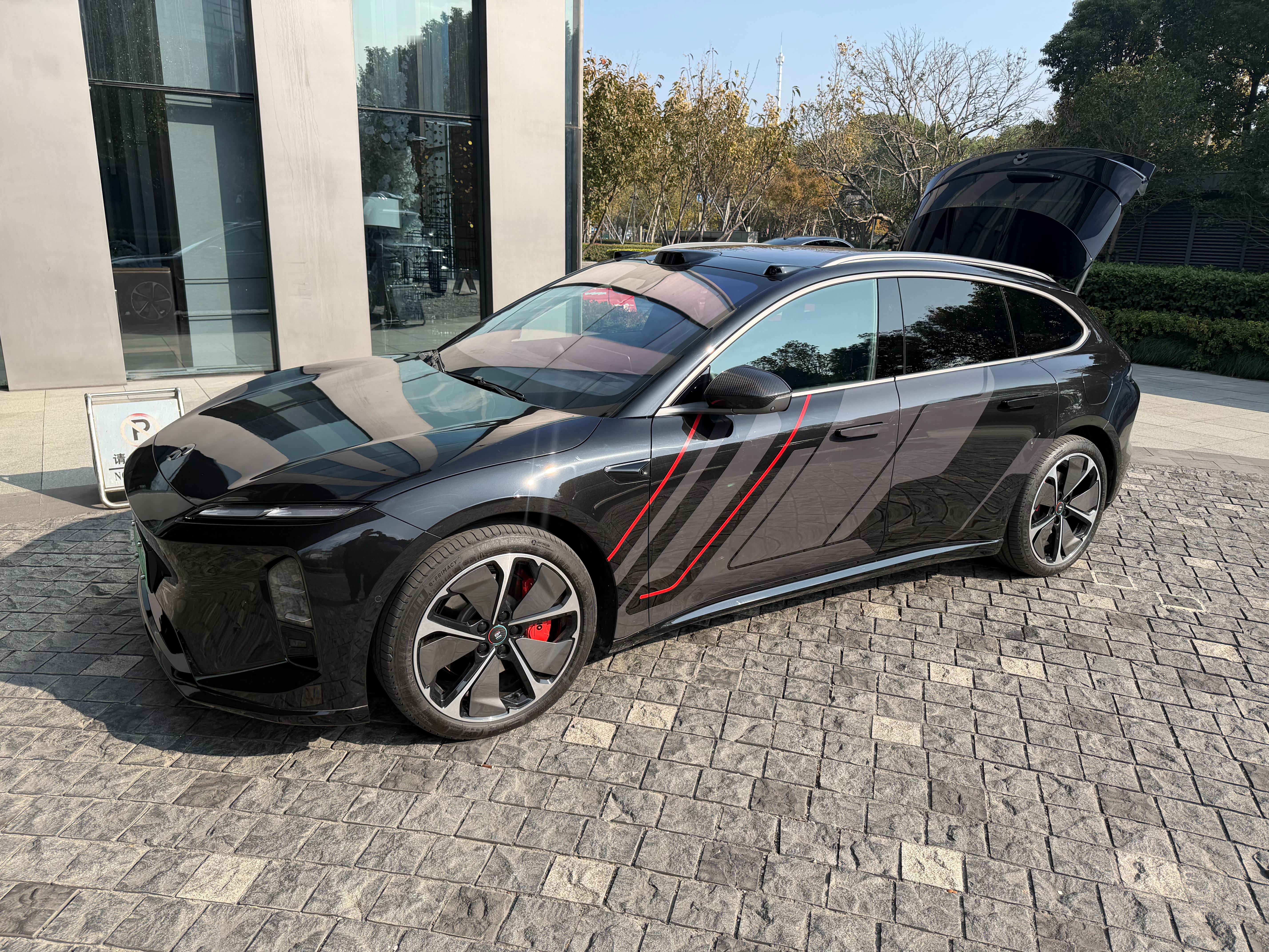 落地上海，拿了一台ET5T 暗影套装版，小车开起来也挺有意思的 