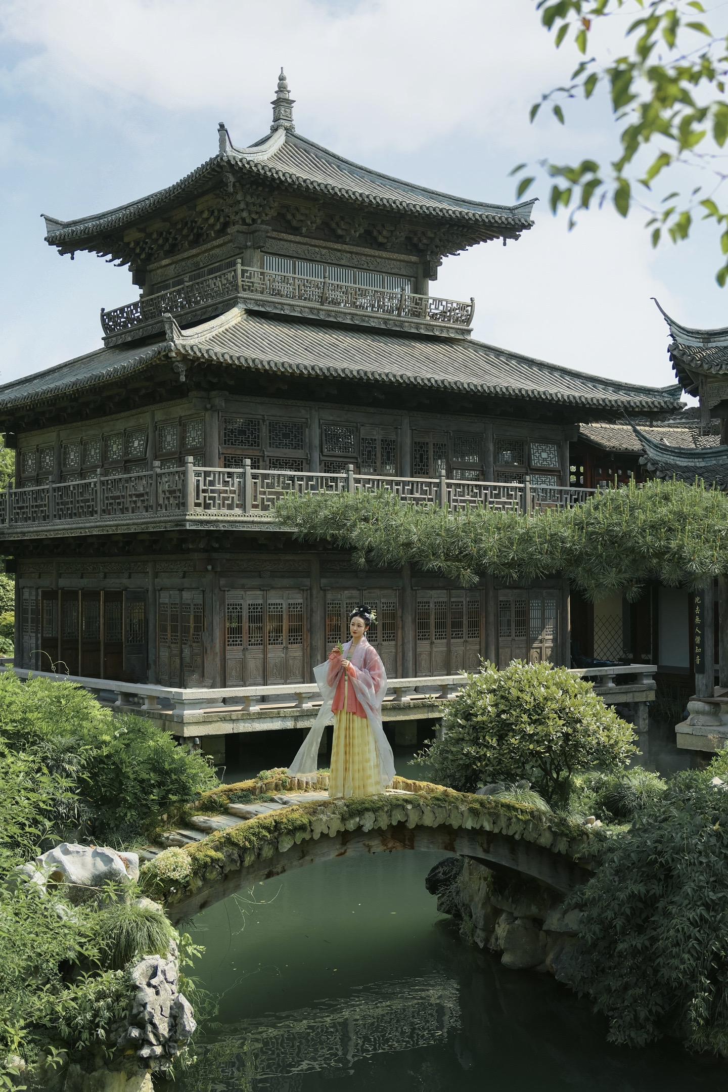 北宋｜绿树阴浓夏日长，楼台倒影入池塘。✨出镜：  
✨拍摄场地：濮院古镇