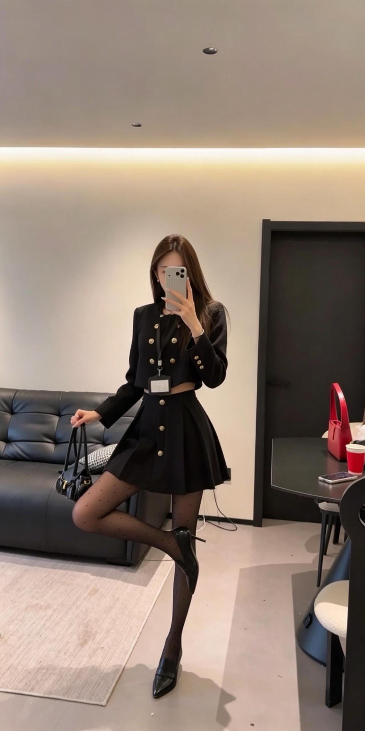 正常穿搭推荐，无不良引导。
今日推荐是通勤少女风。

• 核心单品：短款金扣小香