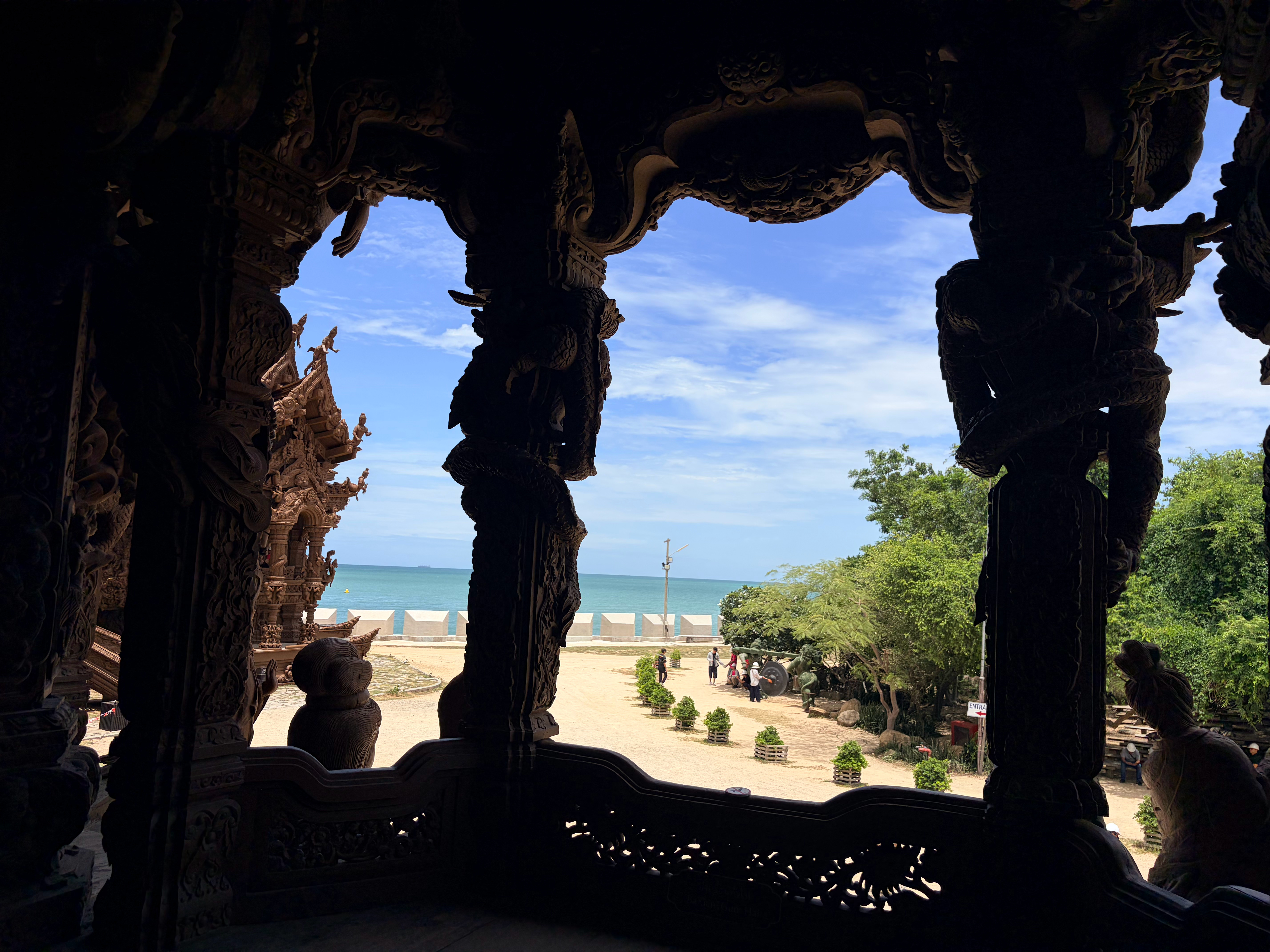 🏝️跟随比亚迪来到芭提雅真理寺。海边这座宏伟木雕建筑，没有一颗钉子，全靠榫卯搭