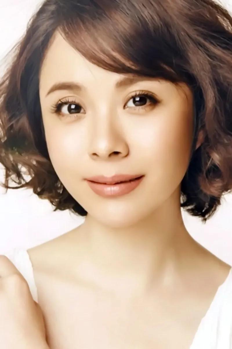 四十岁的女演员常面临整容这道选择题，杨若兮选择借此重拾自信。然而，这一举动未获大