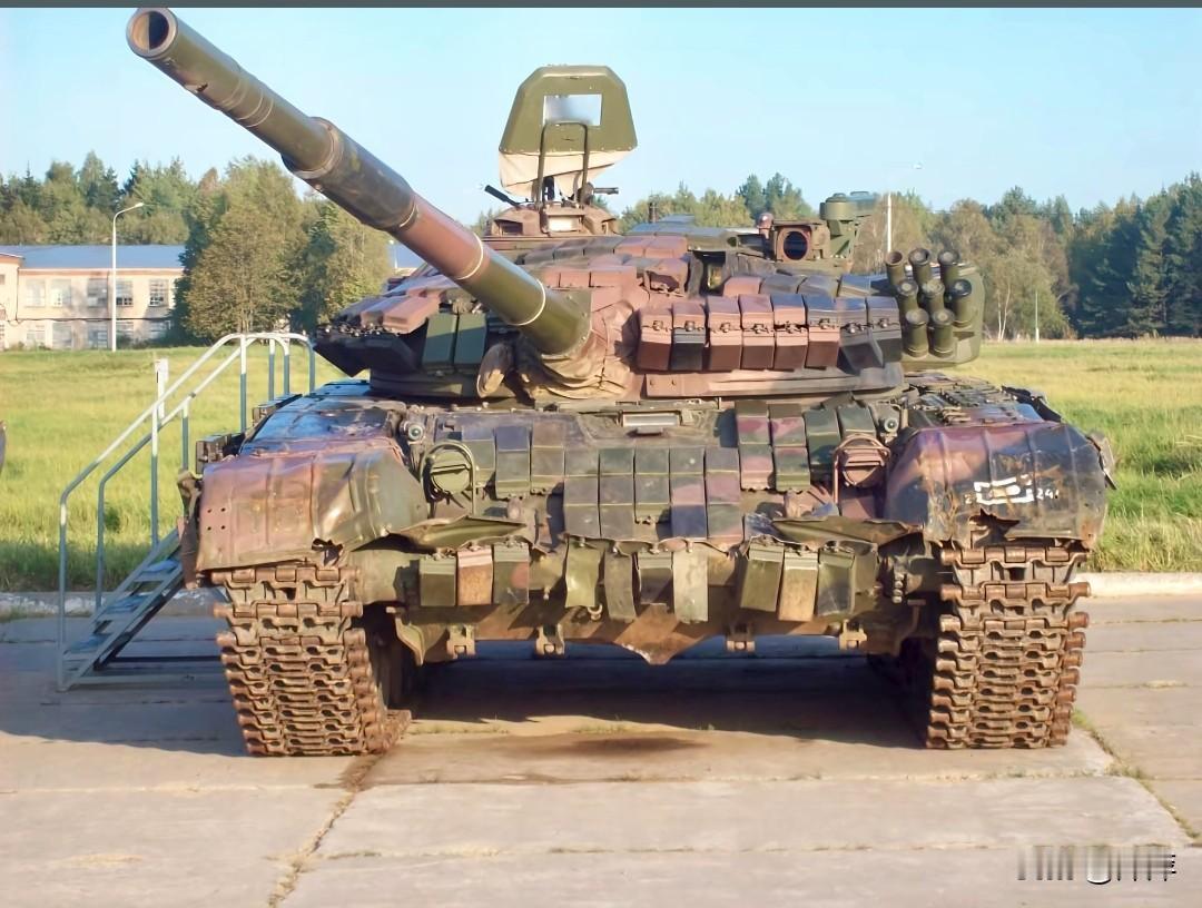 T-72AV是苏联在T-72A基础上加装“接触-1”爆炸反应装甲的经典改进型号，