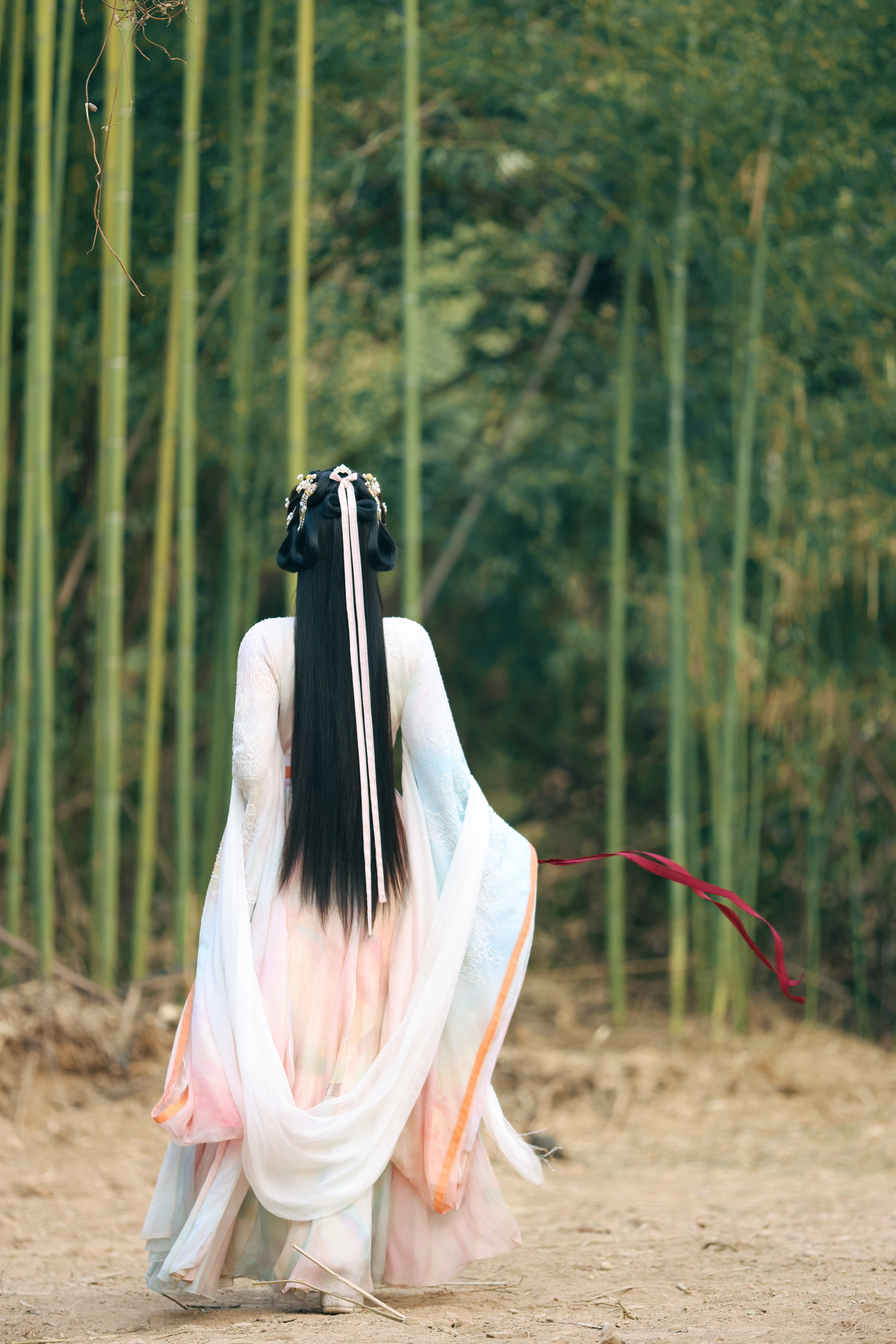 中国的命运与世界的命运紧密相关，我们要把弘扬爱国主义精神与扩大对外开放结合进来，