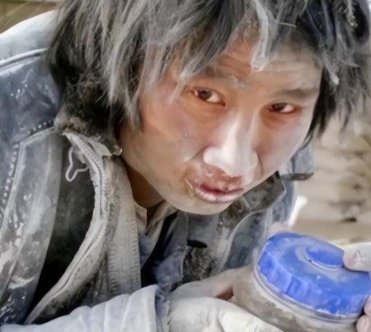 2007年，大学生崔松旺伪装成流浪汉，浑身散发恶臭，牙齿布满污垢，每天在垃圾桶旁