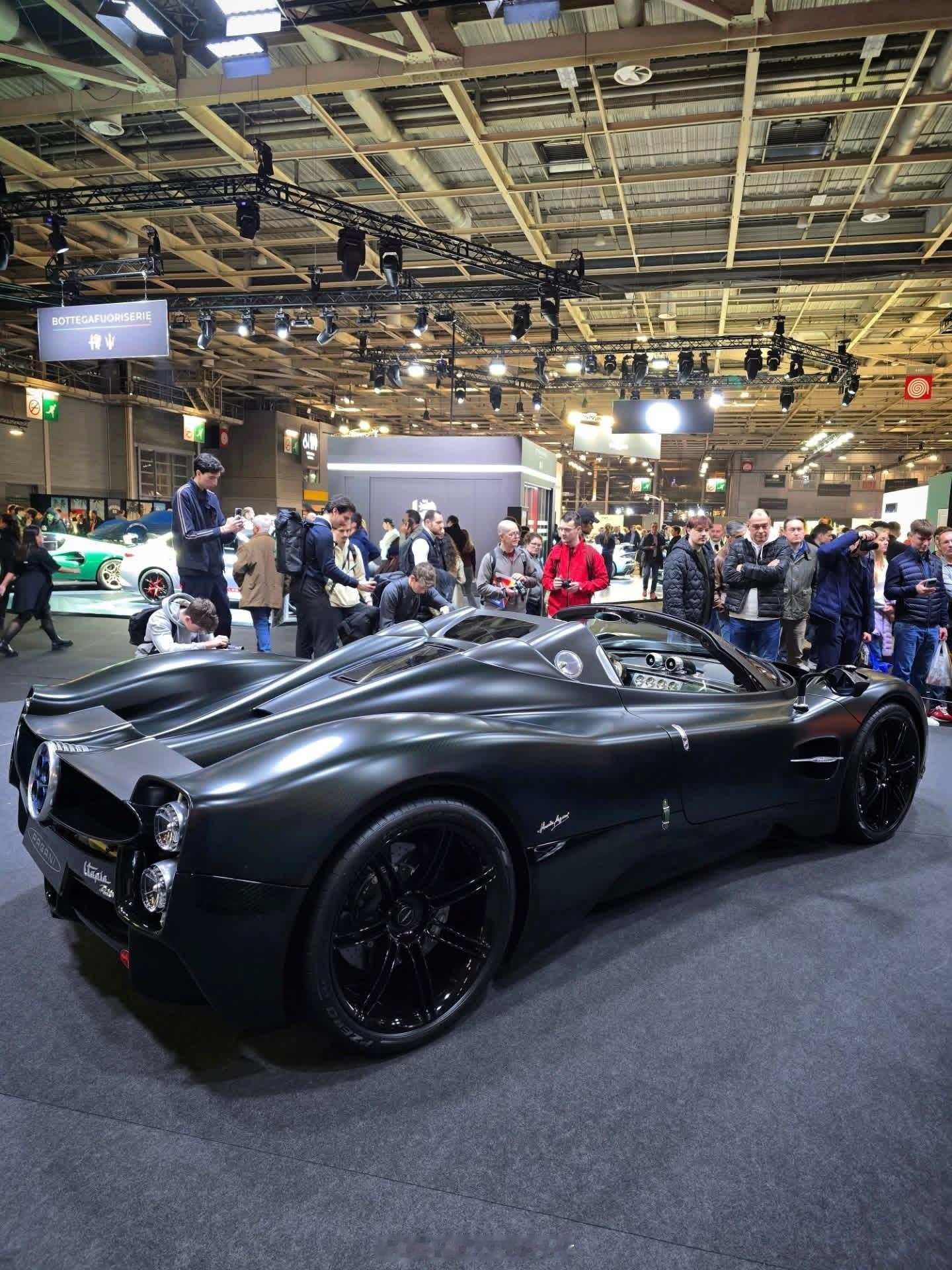 法国🇫🇷巴黎旧能源老旧淘汰车展帕加尼乌托邦敞篷版通体暗绿色碳纤维手工编织小牛