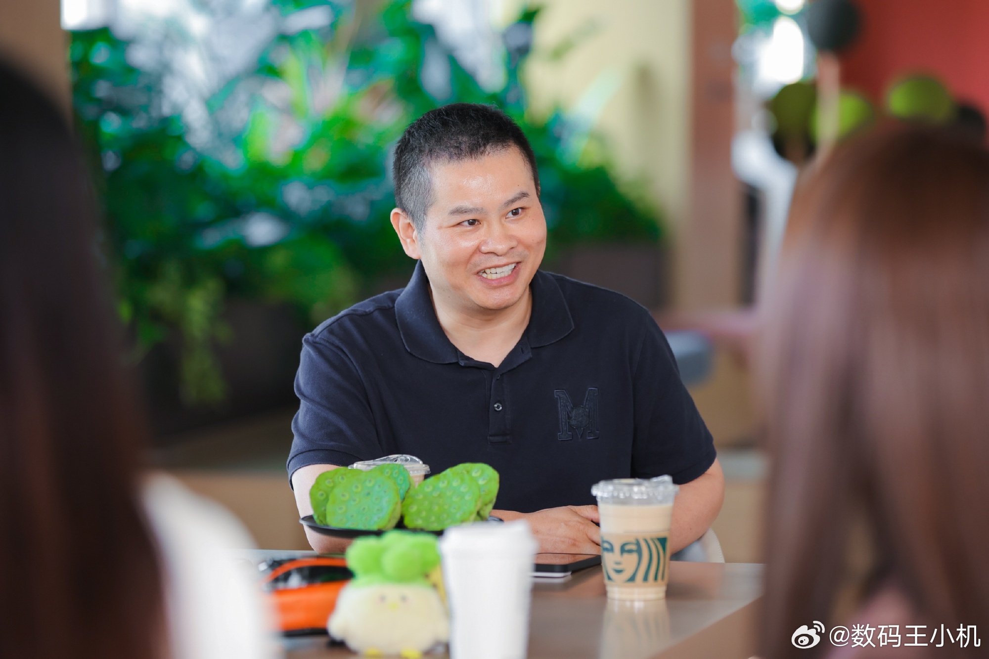 雷军收到YU7车主送的蒜鸟玩偶YU7无疑是当下车圈焦点，雷总作为灵魂人物，魅力无