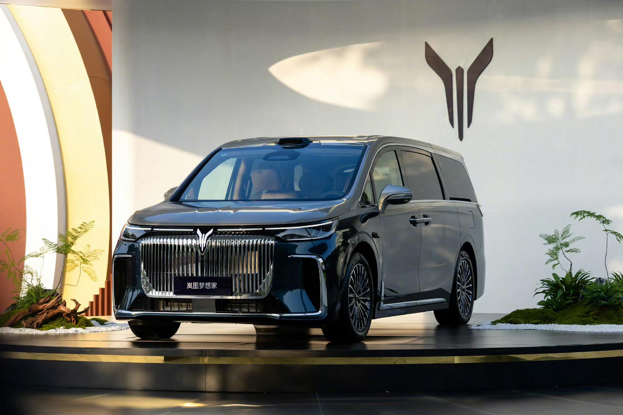 纯电续航350公里智能超混MPV 昨日，2026款岚图梦想家上市并开启交付，新车