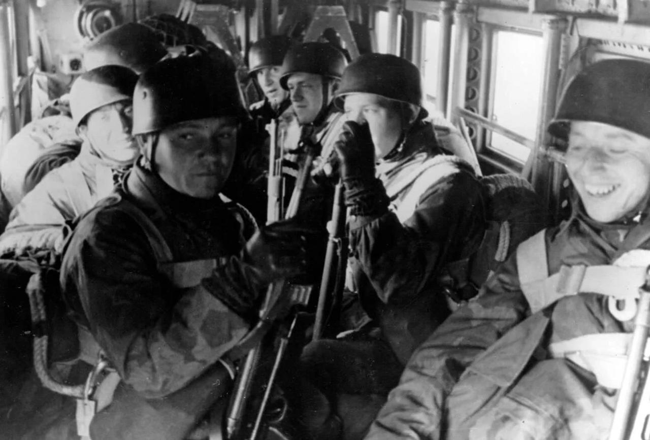 1944年5月一张黑白照片，记录了党卫军第500伞兵营的士兵在运输机内整装待发的