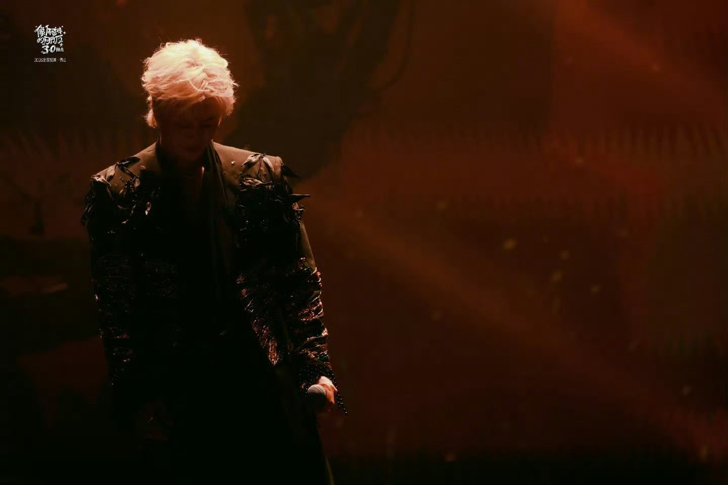 陆虎人到40染白毛 敢染白发的虎子太帅了！演唱会玩梗欢乐不停，白毛造型直接年轻十