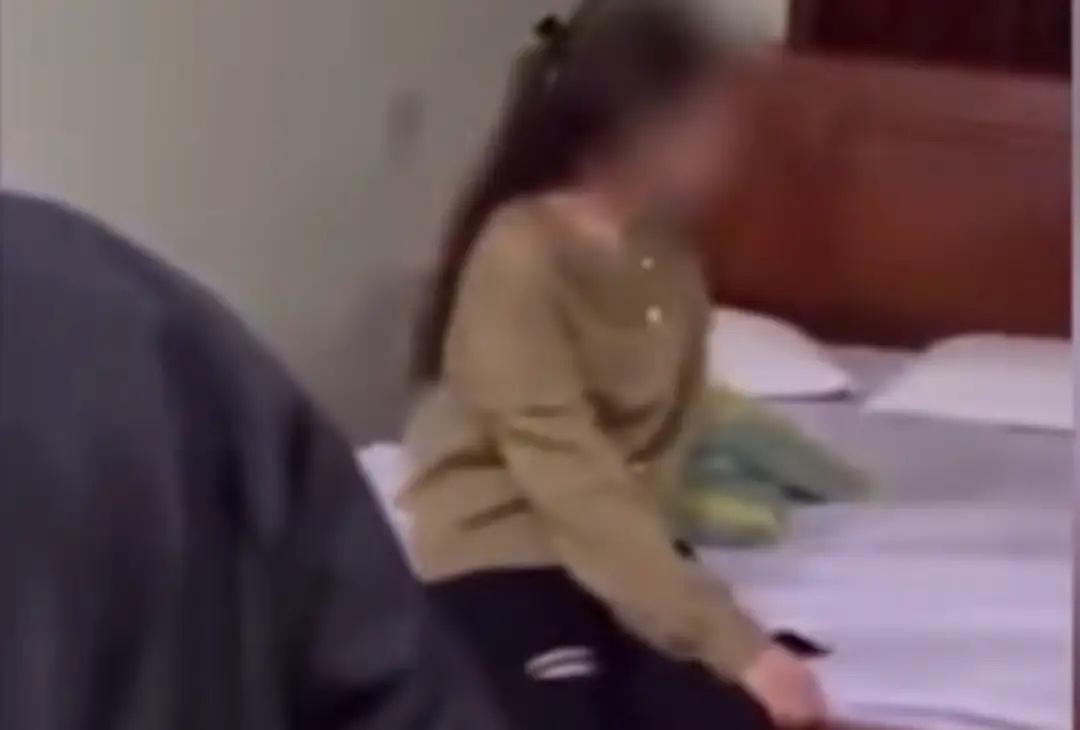 德州男子出轨被妻儿逮现行，为护小23岁情人挡门，结局太解气

山东德州，男子出轨