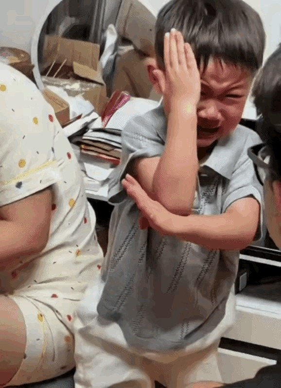 小孩已经起了杀心，他只是不知道这个手势并没用。这可是奥特曼的终极杀器。。。