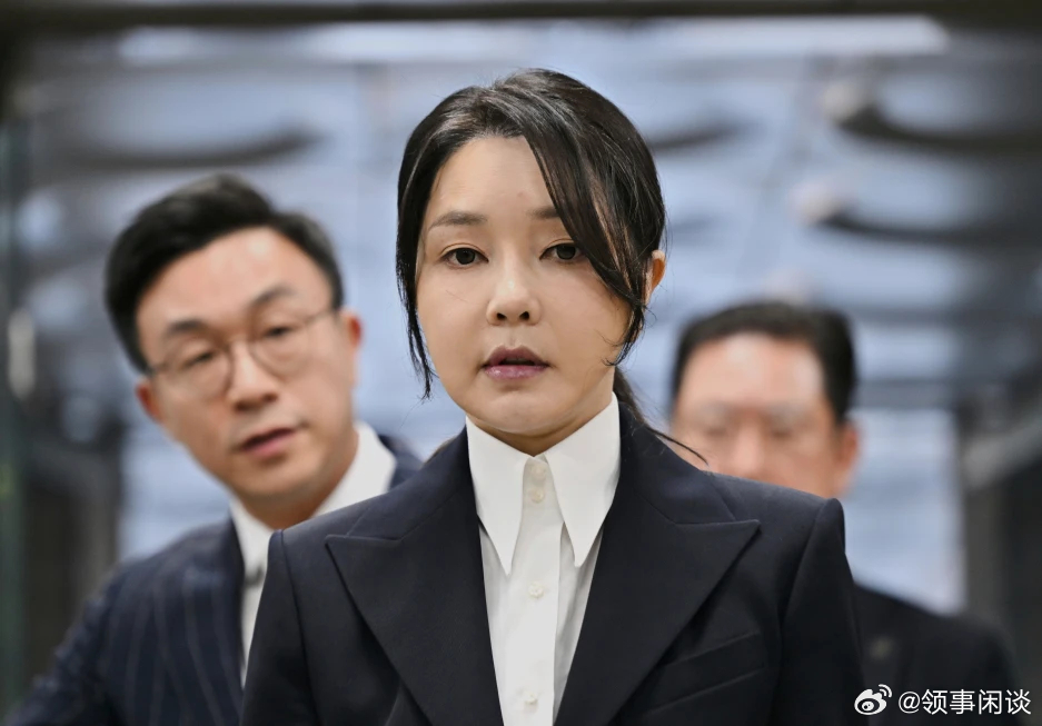 美联社报道——韩国被罢免总统尹锡悦的妻子周五被判处七年有期徒刑，此前法院认定她收