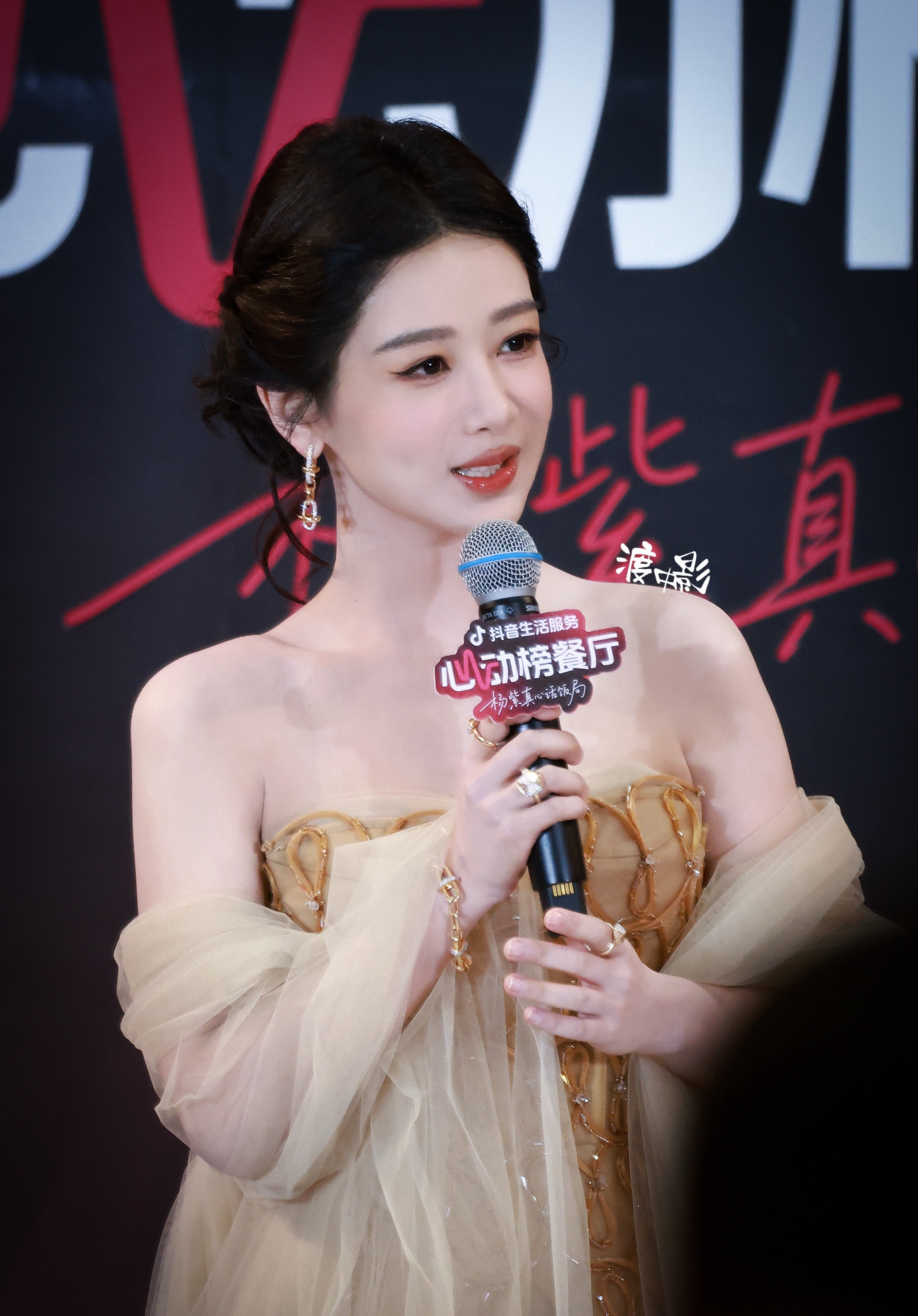 杨紫杨紫黄梓瑕 yz杨紫董竹君 我已经从法国开始排队追你了。可是那里一直有人在挤