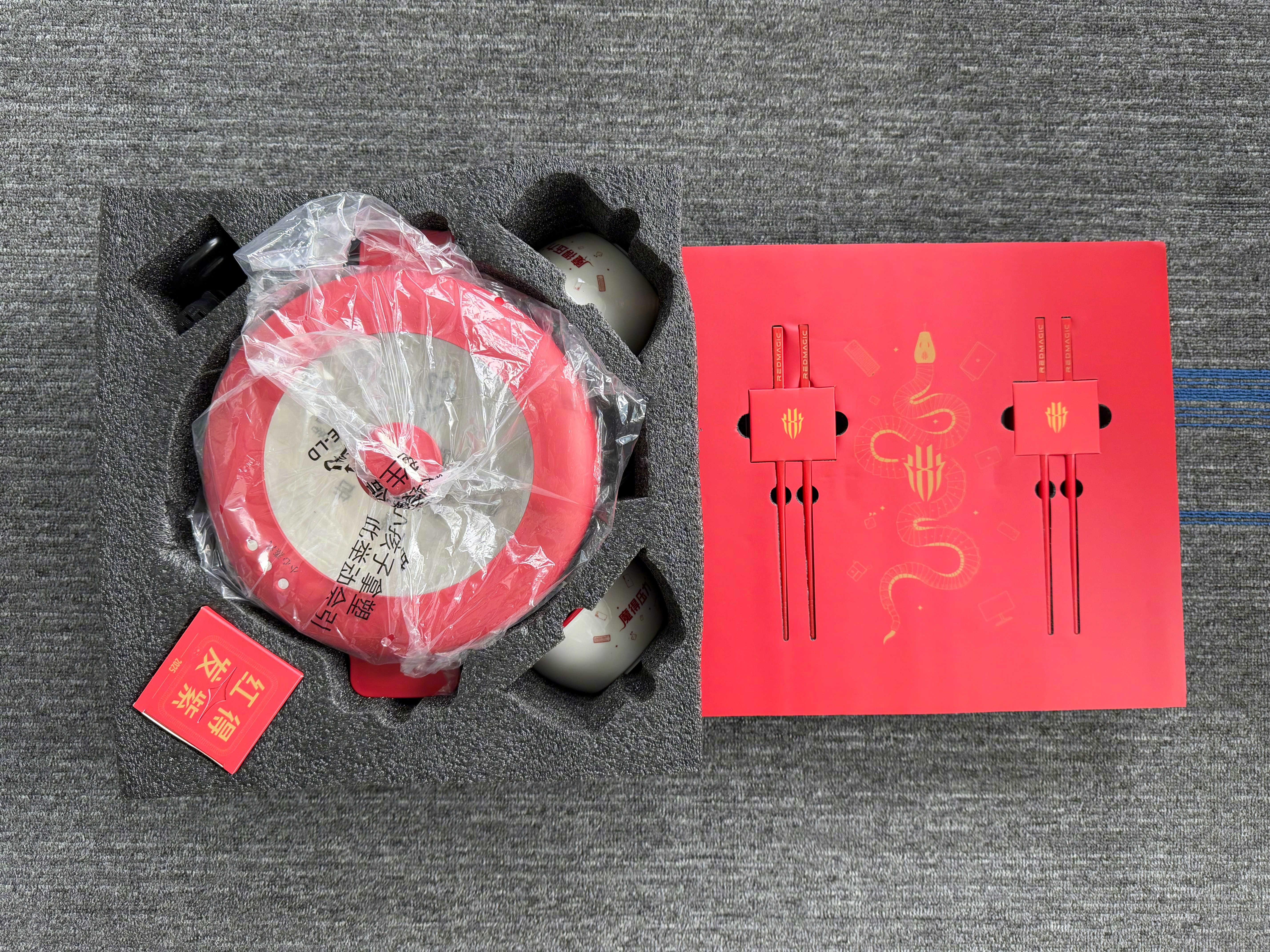 厂商送的周边，随意评论抽一位粉。  