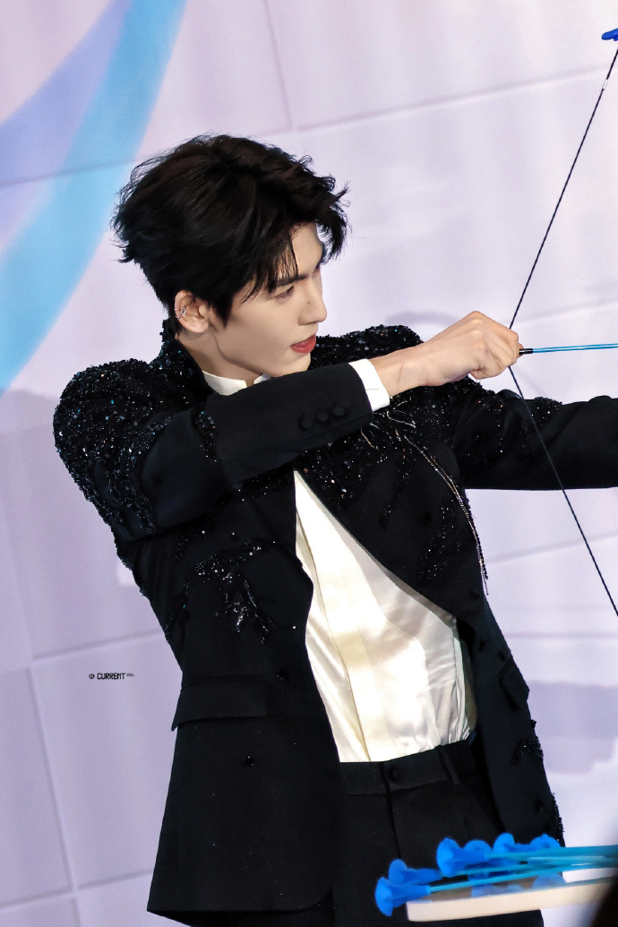 张凌赫今日品牌线下活动图，意气风发大帅哥，射箭帅的更是犯规。。 