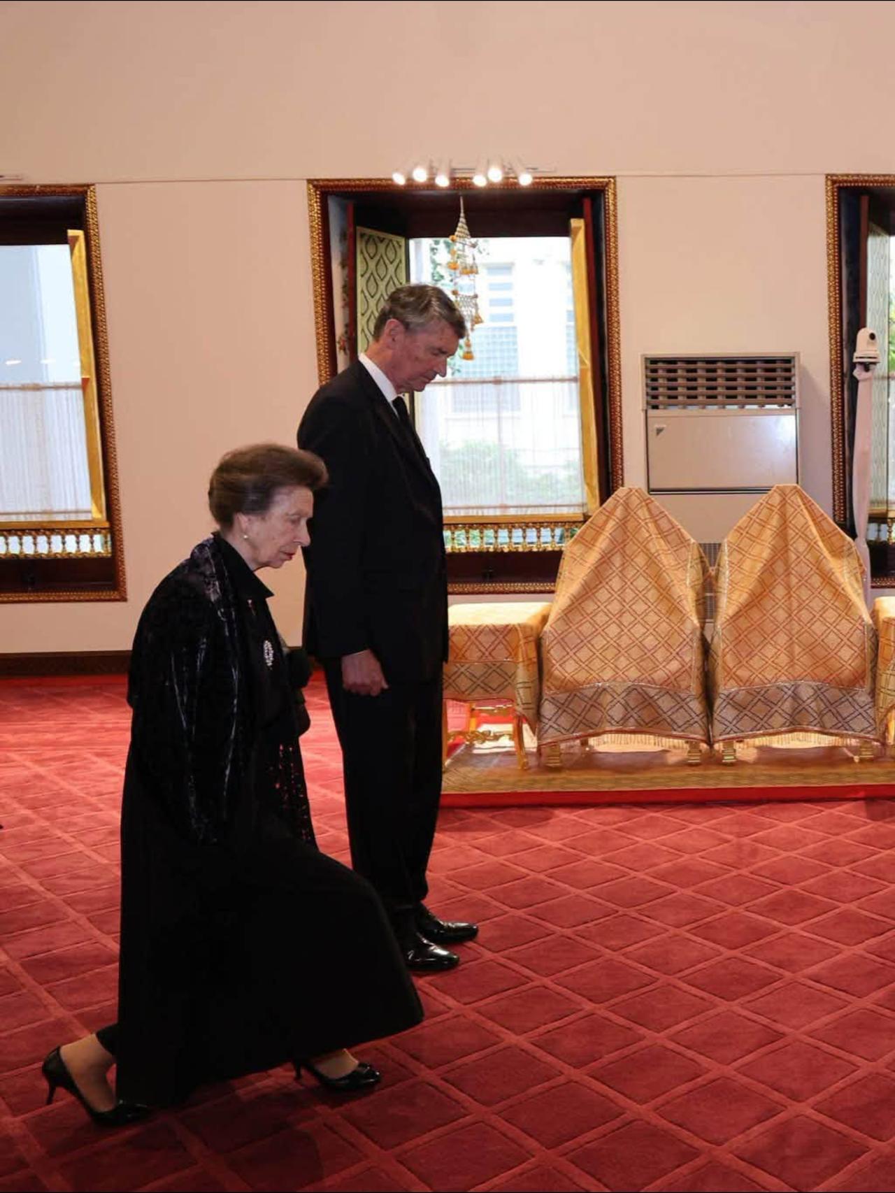 安妮公主祭拜帕公主，行优雅屈膝礼
英国安妮公主访泰吊唁诗丽吉王太后及帕公主
 