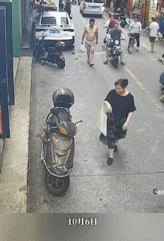 人不要脸天下无敌！黑衣女子偷菜全程被拍，为几块钱把脸丢到全网

事情是这样的，一