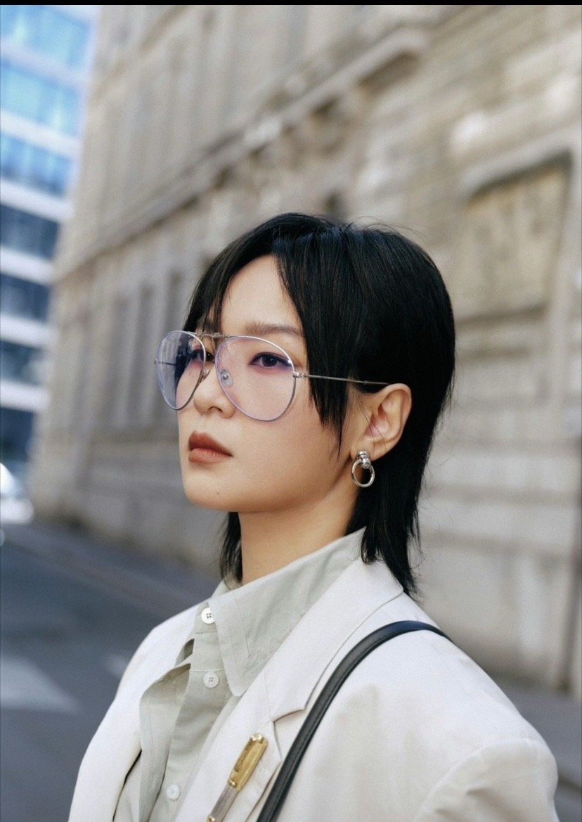 谁被周笔畅这组造型帅晕了？浅白西装+细框眼镜，又A又飒，这气场真的绝了，笔笔的时