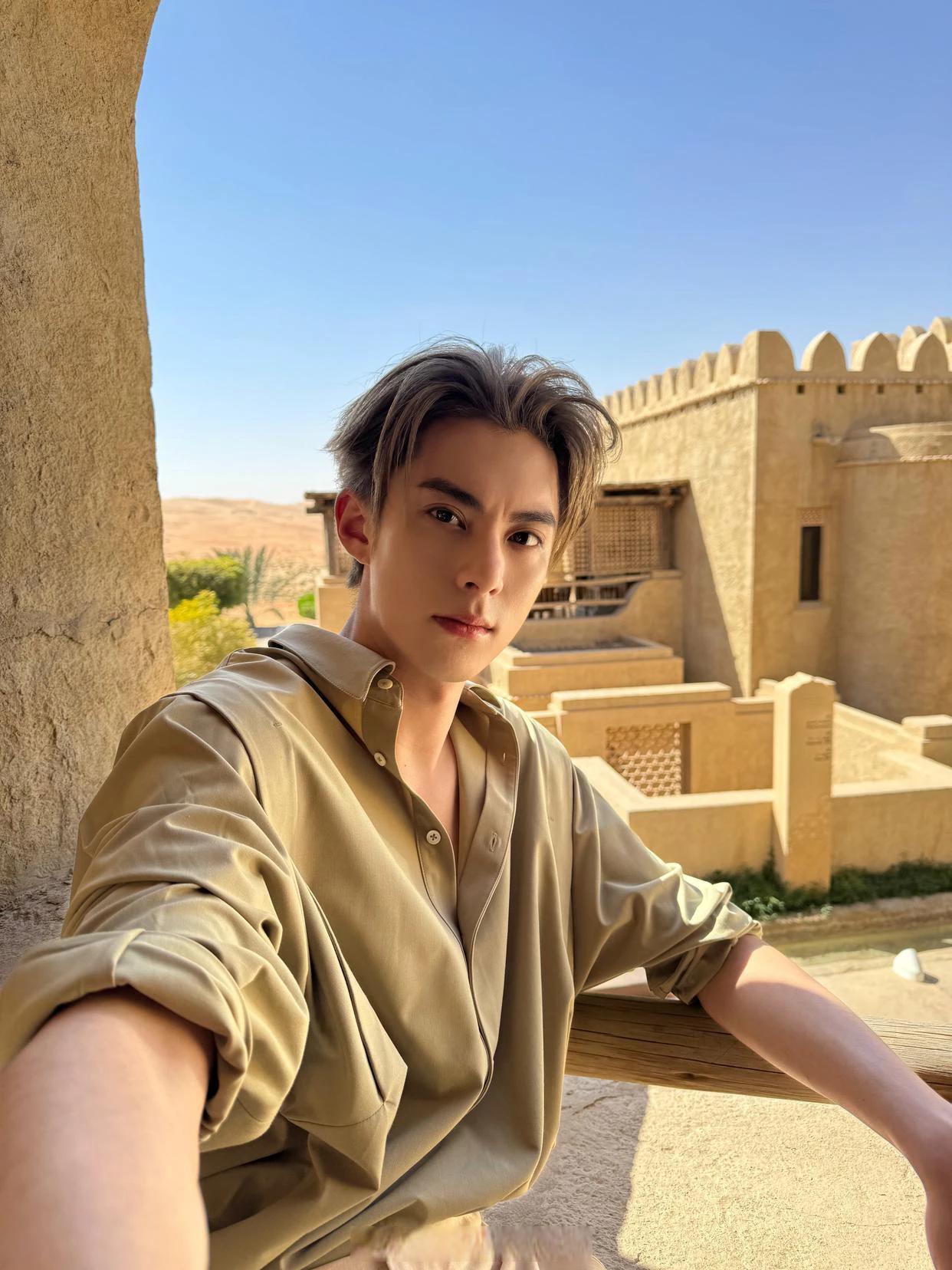 沙漠小王子，这衣服和发色要与沙漠融为一体了，太帅了！棣棣沙漠大片美貌盛宴！香气袭