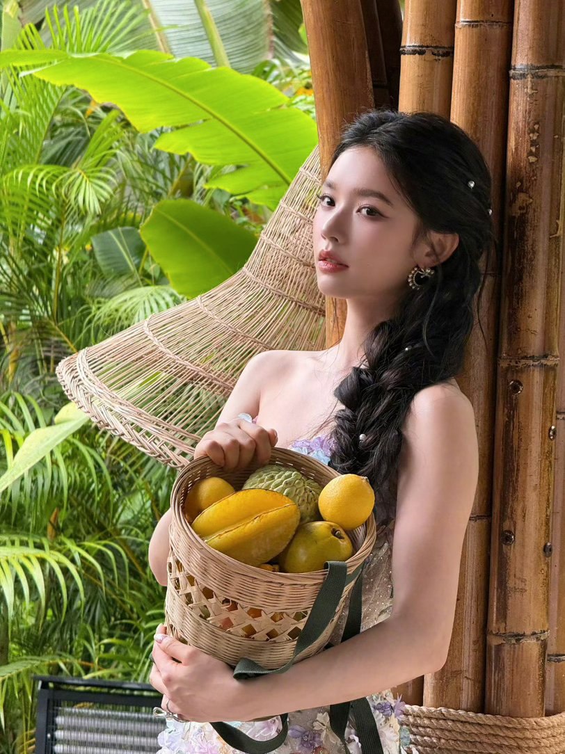 全广西都在偶遇林允在广西偶遇林允同看烟花🥰和普通游客共赏一场烟花，林允毫无明星