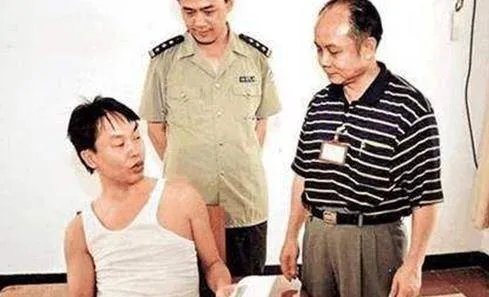 空枪 李嘉诚儿子绑架案1996年张子强持空枪绑架李嘉诚长子李泽钜，勒索10.38