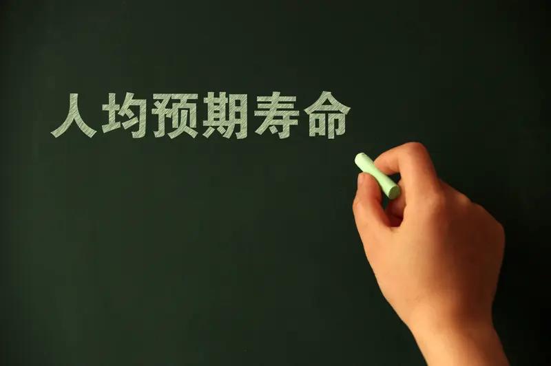 我表舅五十六，心梗走的。头天晚上还跟人喝了二两，第二天早上没醒。没住院，没动刀，