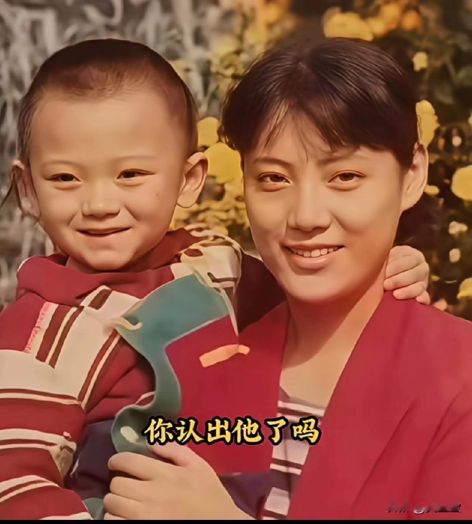 这张充满年代感的合影里，穿条纹衫的小男孩笑得一脸阳光。他后来成了唱跳俱佳的全能艺