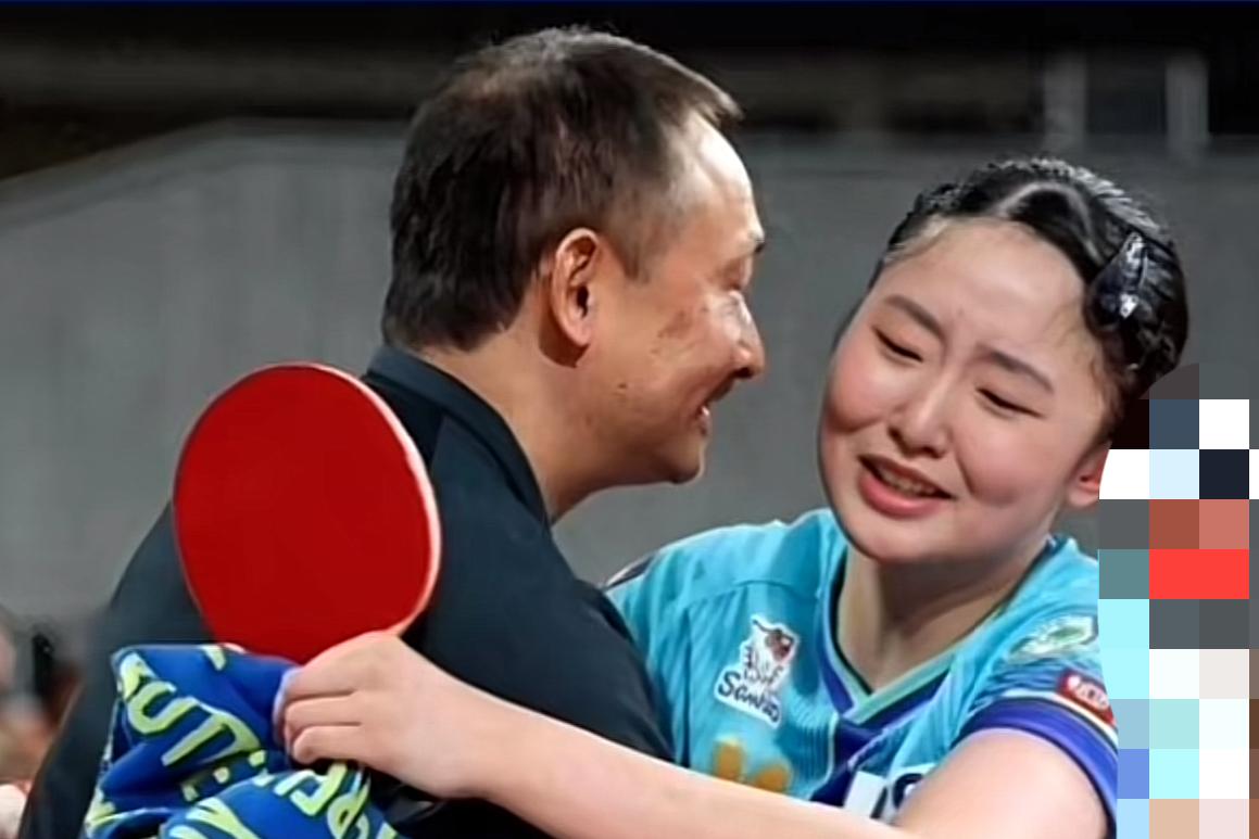 美和：爸爸（说着哭着扑进父亲张本宇的怀中）
张本宇：女儿，别哭，你表现得够好的了