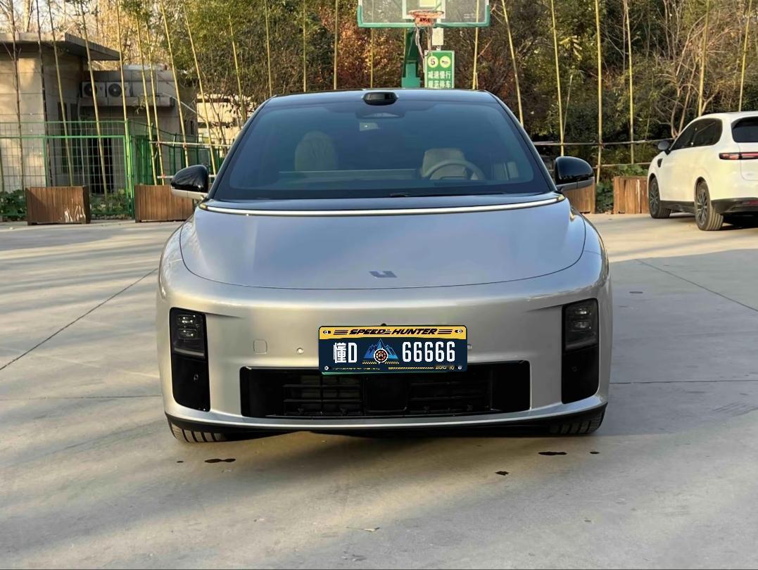 理想i6是理想汽车去年9月上市的纯电五座SUV，主打大空间，5C超充和高配置的家