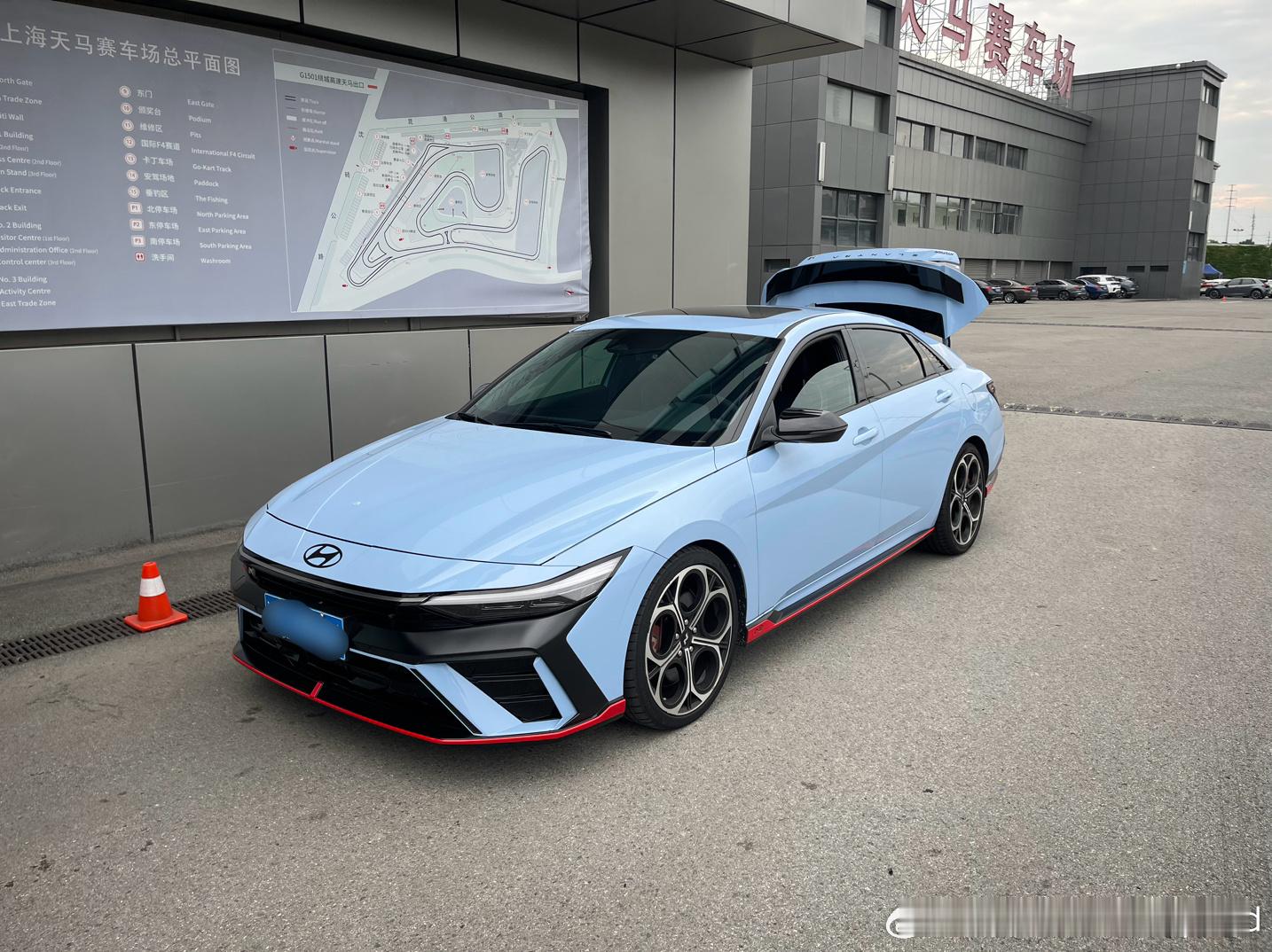 第一次天马雨地试驾伊兰特N时评价挺高的，如今终于迎来了干地测试机会，平衡性依旧很