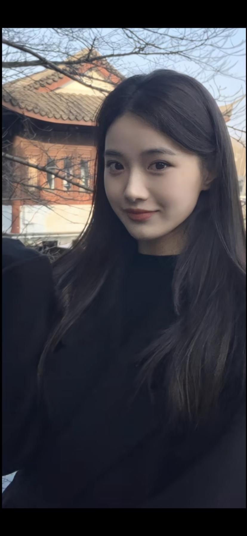 冬日暖阳下，黑衣少女与古风建筑相映成趣