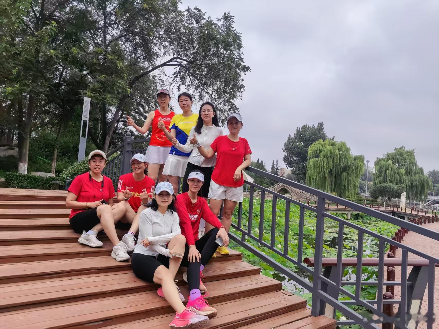 青岛黎明脚步：破局重生，迎晨奔跑，笑颜如花，绽放每一天。 