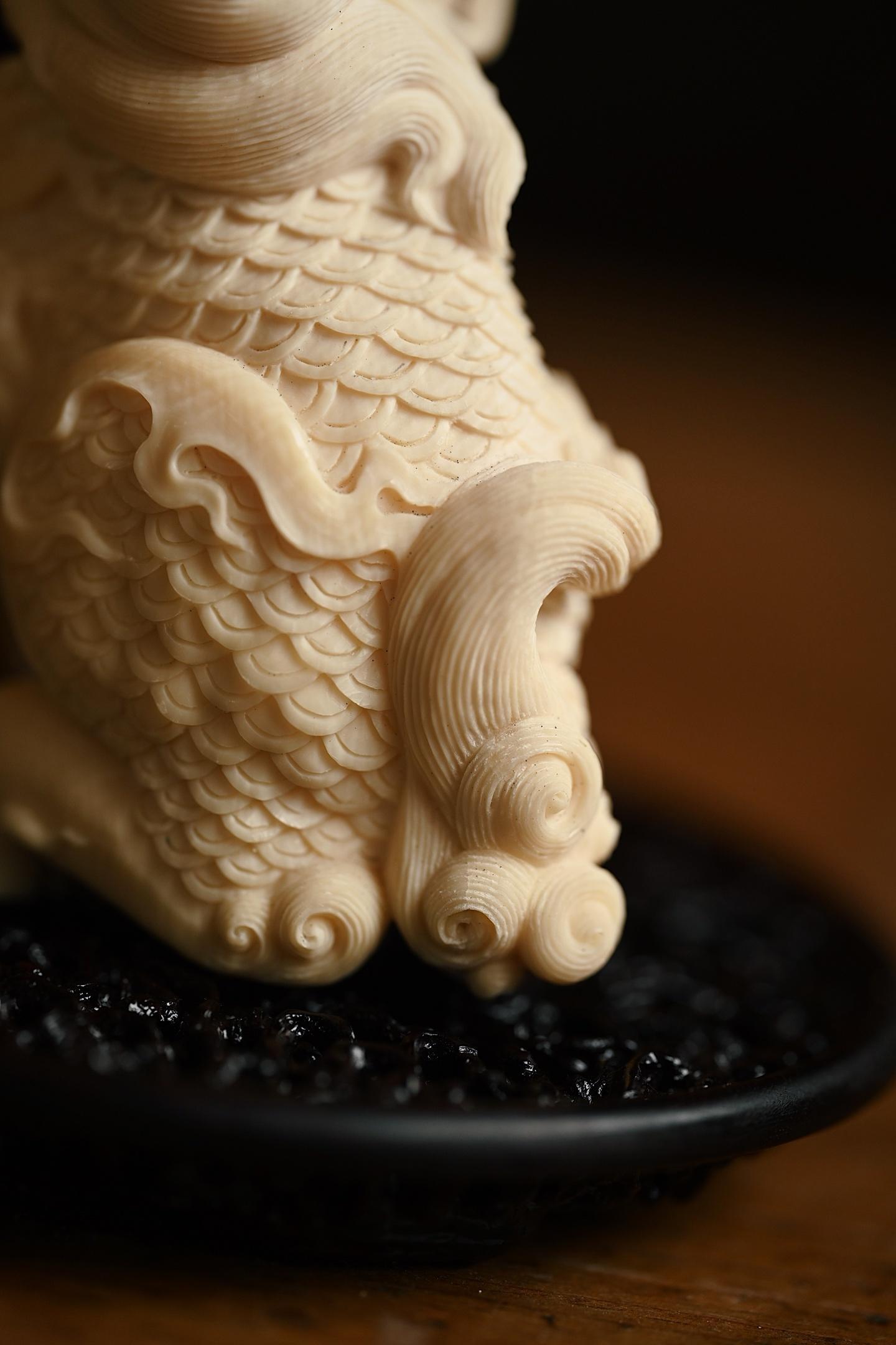 猛犸 | 麒麟料质细腻，立形生动，雕刻麒麟身姿雄伟，鳞甲循势而变，气韵生动贵气，