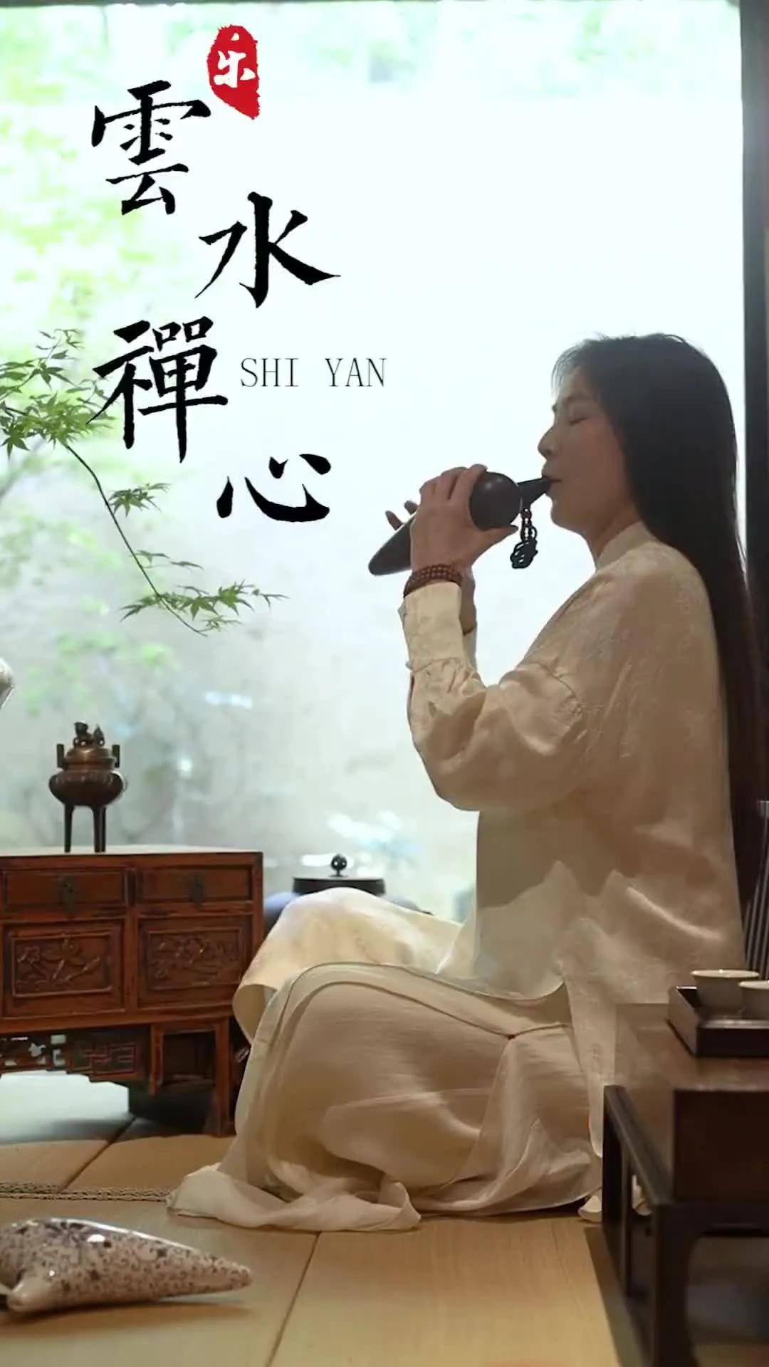 上联：忘却人间三千事；
下联：？？？